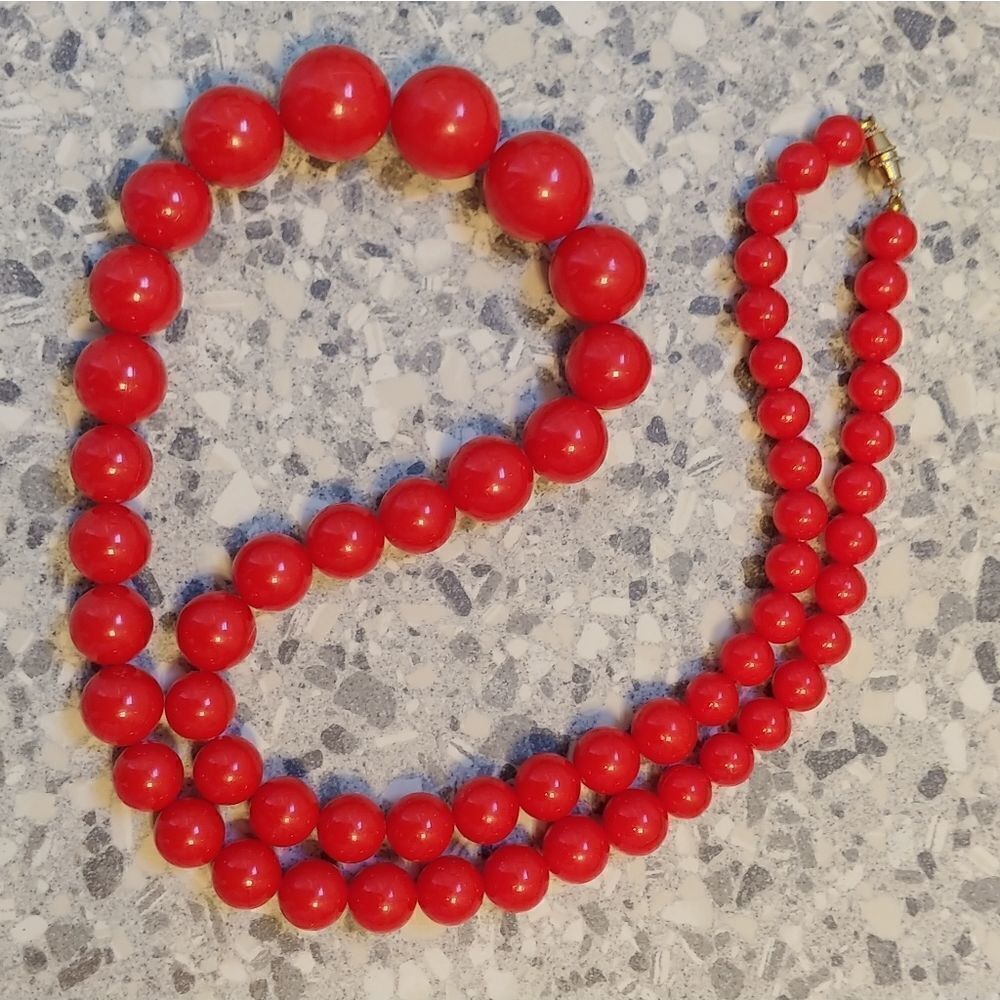 Vintage 60s Red Plastic Beaded Necklace - Picture 4 of 8